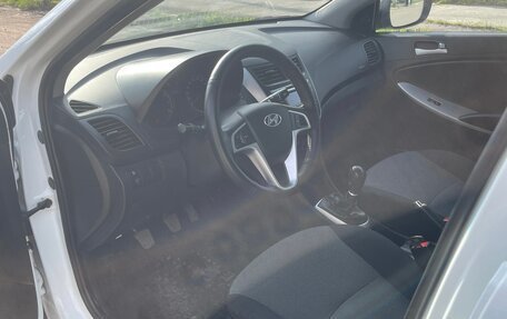 Hyundai Solaris II рестайлинг, 2013 год, 860 000 рублей, 5 фотография