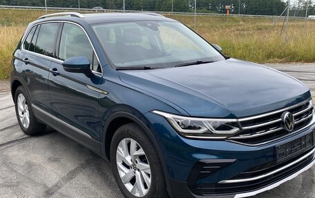Volkswagen Tiguan II, 2023 год, 3 200 000 рублей, 5 фотография