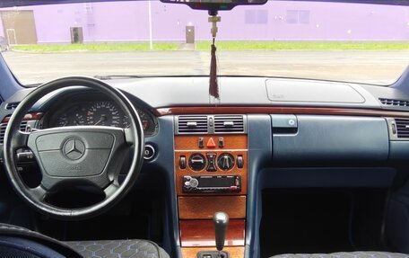 Mercedes-Benz E-Класс, 1996 год, 650 000 рублей, 6 фотография