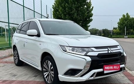Mitsubishi Outlander III рестайлинг 3, 2022 год, 1 520 000 рублей, 1 фотография