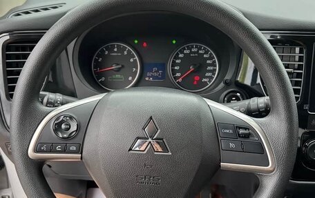 Mitsubishi Outlander III рестайлинг 3, 2022 год, 1 520 000 рублей, 8 фотография