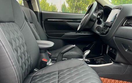 Mitsubishi Outlander III рестайлинг 3, 2022 год, 1 520 000 рублей, 11 фотография