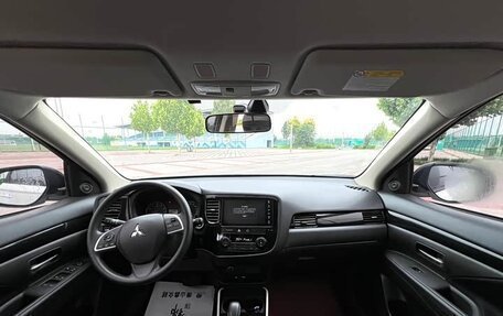 Mitsubishi Outlander III рестайлинг 3, 2022 год, 1 520 000 рублей, 10 фотография
