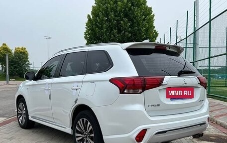 Mitsubishi Outlander III рестайлинг 3, 2022 год, 1 520 000 рублей, 4 фотография