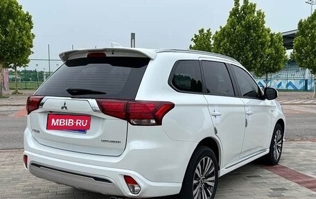 Mitsubishi Outlander III рестайлинг 3, 2022 год, 1 520 000 рублей, 6 фотография
