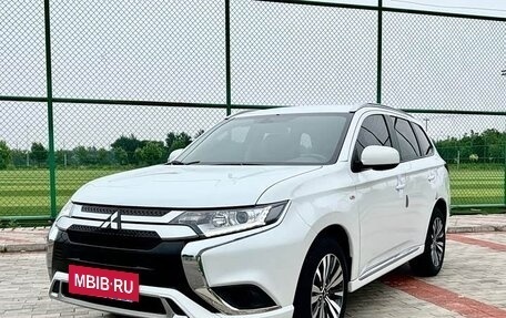 Mitsubishi Outlander III рестайлинг 3, 2022 год, 1 520 000 рублей, 3 фотография