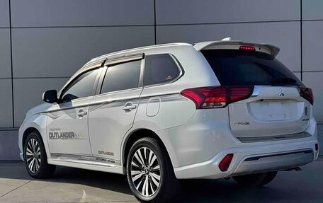 Mitsubishi Outlander III рестайлинг 3, 2022 год, 1 580 000 рублей, 4 фотография
