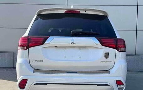 Mitsubishi Outlander III рестайлинг 3, 2022 год, 1 580 000 рублей, 5 фотография