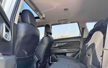 Mitsubishi Outlander III рестайлинг 3, 2022 год, 1 580 000 рублей, 13 фотография