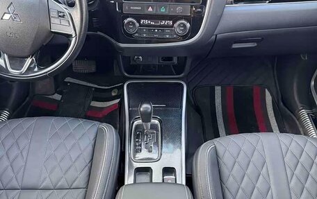 Mitsubishi Outlander III рестайлинг 3, 2022 год, 1 580 000 рублей, 8 фотография