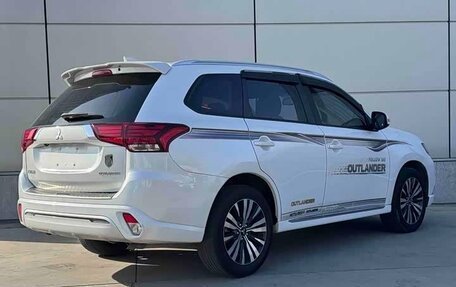 Mitsubishi Outlander III рестайлинг 3, 2022 год, 1 580 000 рублей, 6 фотография