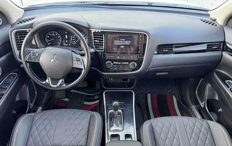 Mitsubishi Outlander III рестайлинг 3, 2022 год, 1 580 000 рублей, 10 фотография