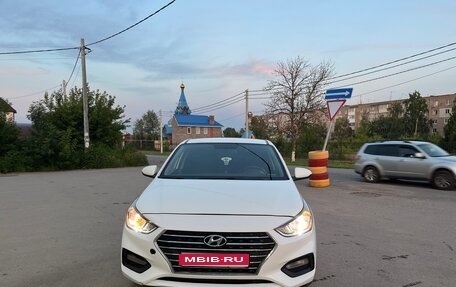 Hyundai Solaris II рестайлинг, 2017 год, 900 000 рублей, 1 фотография