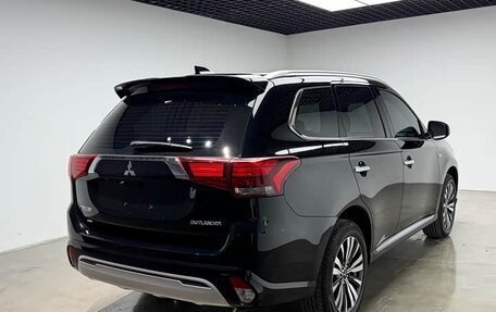 Mitsubishi Outlander III рестайлинг 3, 2021 год, 1 790 000 рублей, 10 фотография
