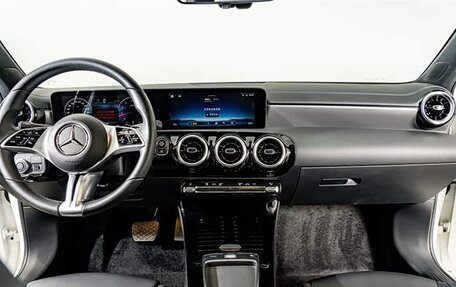 Mercedes-Benz A-Класс, 2024 год, 2 450 000 рублей, 13 фотография
