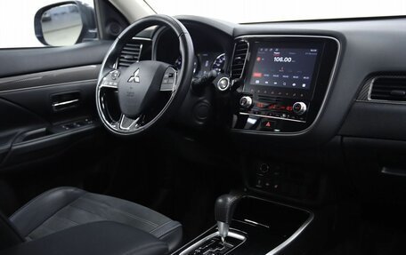 Mitsubishi Outlander III рестайлинг 3, 2021 год, 2 630 000 рублей, 12 фотография