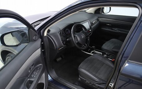 Mitsubishi Outlander III рестайлинг 3, 2021 год, 2 630 000 рублей, 10 фотография