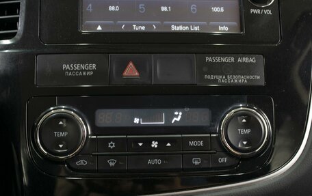 Mitsubishi Outlander III рестайлинг 3, 2015 год, 1 600 000 рублей, 16 фотография