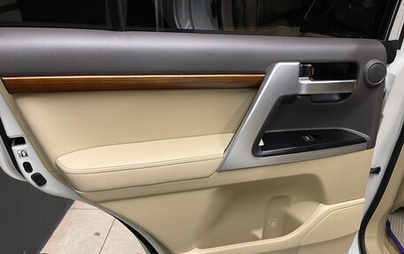 Toyota Land Cruiser 200, 2016 год, 4 990 000 рублей, 23 фотография