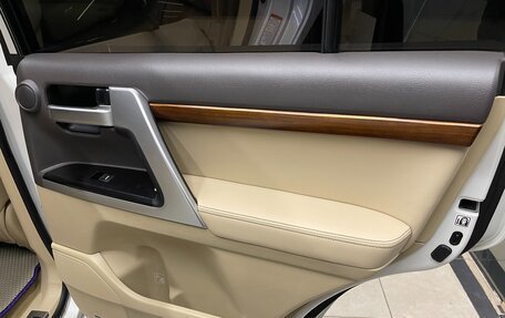 Toyota Land Cruiser 200, 2016 год, 4 990 000 рублей, 21 фотография