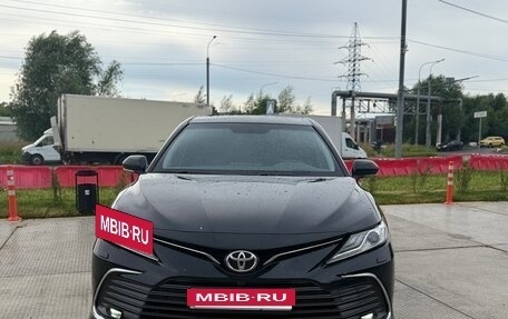 Toyota Camry, 2021 год, 2 300 000 рублей, 4 фотография