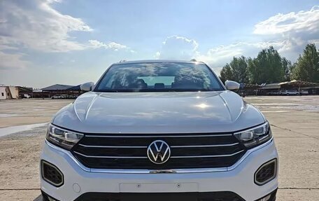 Volkswagen T-Roc I, 2022 год, 2 050 000 рублей, 2 фотография