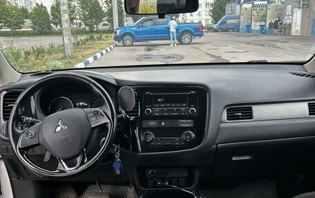 Mitsubishi Outlander III рестайлинг 3, 2017 год, 1 690 000 рублей, 4 фотография