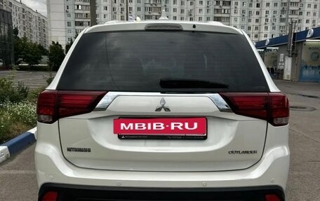 Mitsubishi Outlander III рестайлинг 3, 2017 год, 1 690 000 рублей, 9 фотография