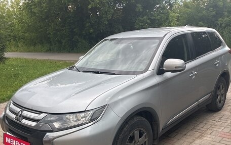 Mitsubishi Outlander III рестайлинг 3, 2017 год, 1 600 000 рублей, 3 фотография