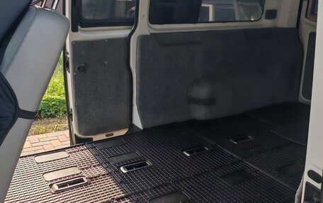 Volkswagen Transporter T5 рестайлинг, 2004 год, 2 000 000 рублей, 2 фотография