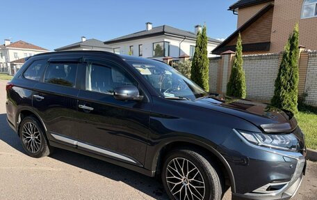 Mitsubishi Outlander III рестайлинг 3, 2021 год, 2 900 000 рублей, 4 фотография