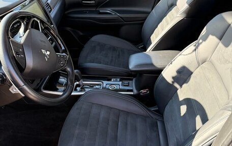 Mitsubishi Outlander III рестайлинг 3, 2021 год, 2 900 000 рублей, 17 фотография