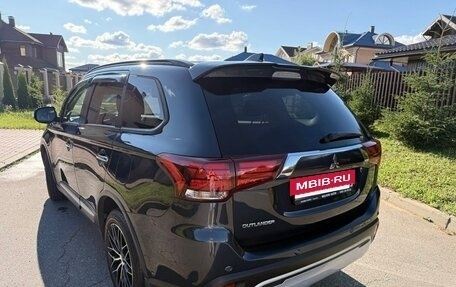Mitsubishi Outlander III рестайлинг 3, 2021 год, 2 900 000 рублей, 8 фотография