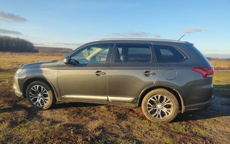 Mitsubishi Outlander III рестайлинг 3, 2015 год, 2 050 000 рублей, 10 фотография