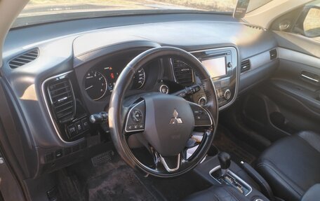 Mitsubishi Outlander III рестайлинг 3, 2015 год, 2 050 000 рублей, 15 фотография