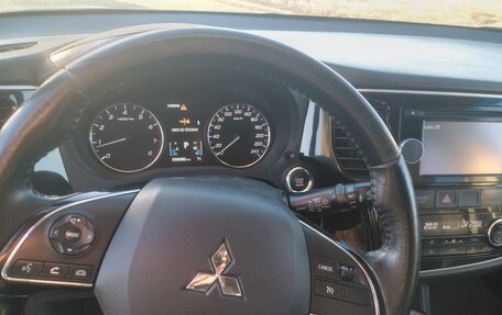 Mitsubishi Outlander III рестайлинг 3, 2015 год, 2 050 000 рублей, 17 фотография