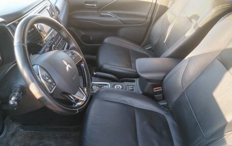 Mitsubishi Outlander III рестайлинг 3, 2015 год, 2 050 000 рублей, 18 фотография