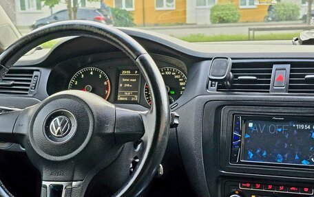 Volkswagen Jetta VI, 2012 год, 1 300 000 рублей, 30 фотография