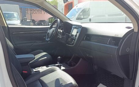 Mitsubishi Outlander III рестайлинг 3, 2015 год, 2 080 000 рублей, 29 фотография