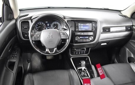 Mitsubishi Outlander III рестайлинг 3, 2017 год, 1 929 900 рублей, 6 фотография