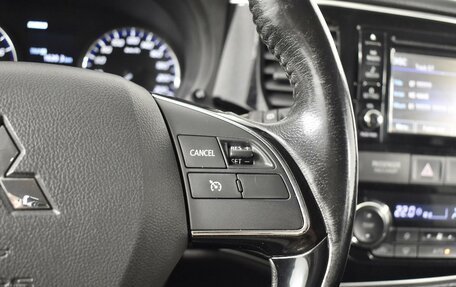 Mitsubishi Outlander III рестайлинг 3, 2017 год, 1 929 900 рублей, 15 фотография