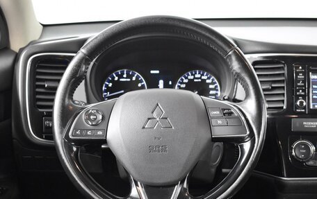Mitsubishi Outlander III рестайлинг 3, 2017 год, 1 929 900 рублей, 12 фотография