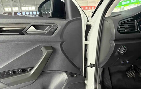 Volkswagen T-Roc I, 2022 год, 1 277 006 рублей, 17 фотография