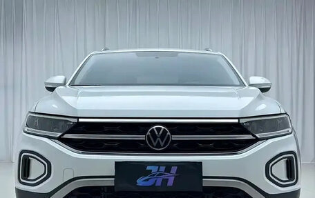 Volkswagen T-Roc I, 2023 год, 1 790 300 рублей, 2 фотография