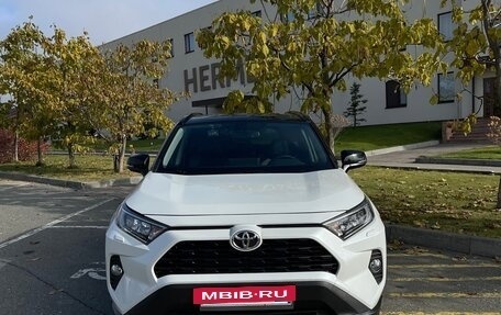 Toyota RAV4, 2021 год, 4 080 000 рублей, 3 фотография