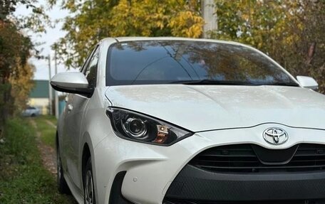 Toyota Yaris, 2021 год, 1 015 000 рублей, 1 фотография