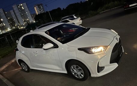 Toyota Yaris, 2021 год, 1 015 000 рублей, 2 фотография