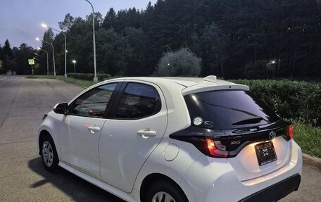 Toyota Yaris, 2021 год, 1 015 000 рублей, 18 фотография