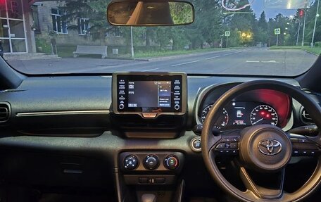 Toyota Yaris, 2021 год, 1 015 000 рублей, 23 фотография
