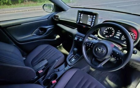 Toyota Yaris, 2021 год, 1 015 000 рублей, 22 фотография